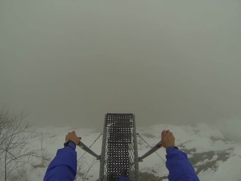 Base jump à travers le brouillard