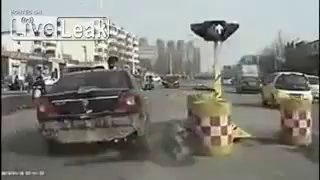 Officer holds on windshield for 3km to stop traffic violator