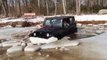 Une Jeep coincé dans un lac gelé... Pas mal!