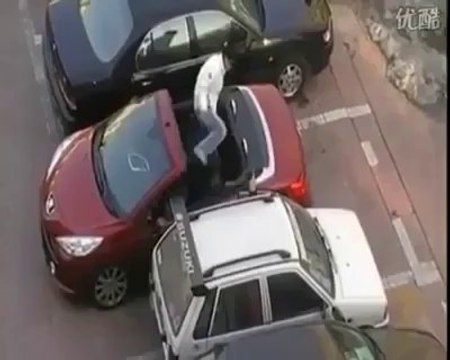 Mai rubare il parcheggio ad una donna. Ecco che succede.