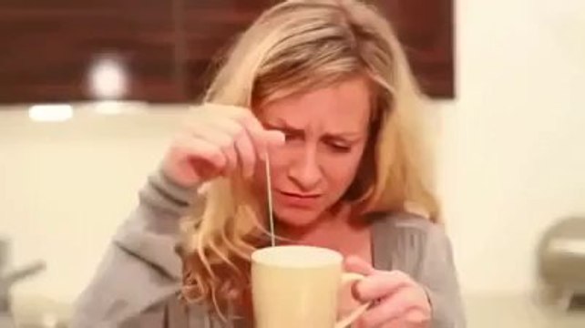 Questa donna si sta preparando un tè. Ma guardate cosa succede