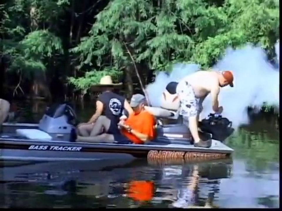 Un abrutis démarre un bateau : FAIL!