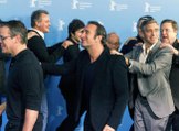 Jean Dujardin et George Clooney font la chenille  - ZAPPING PEOPLE DU 12/02/2014