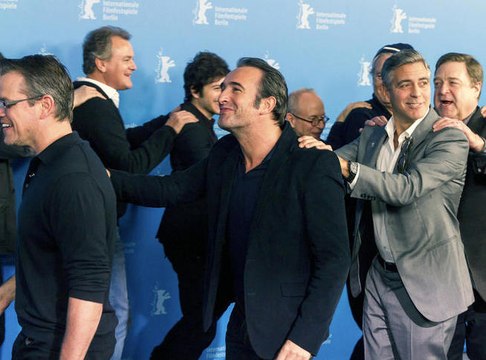 Jean Dujardin et George Clooney font la chenille - ZAPPING PEOPLE DU 12/02/2014