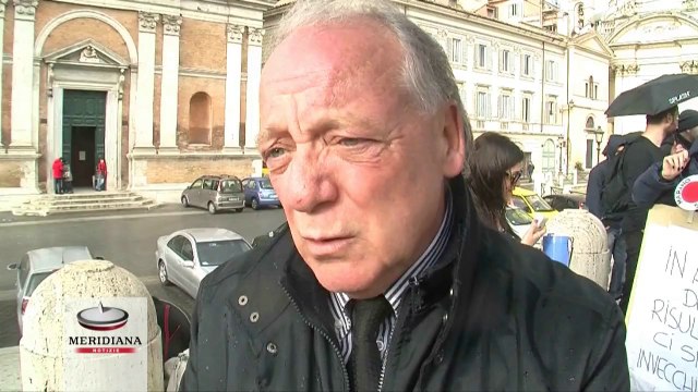 Concorsisti Arvu in piazza: in attesa dei risultati ci siamo invecchiati