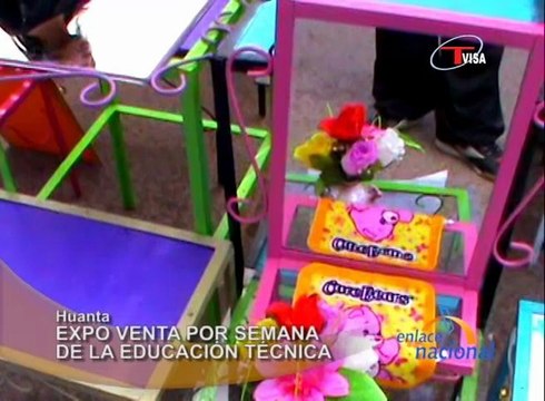 Escolares y estudiantes de institutos técnicos participan en una Feria de Expo Venta donde ingeniosos proyectos a base de recursos naturales se pueden convertir en una fuente de trabajo