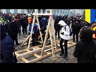 Ukraine protests go medieval, Kiev rioters unleash catapult on police