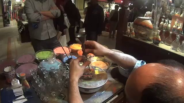 Шоппинг в Дубае - как делают рисунки из песка в бутылке