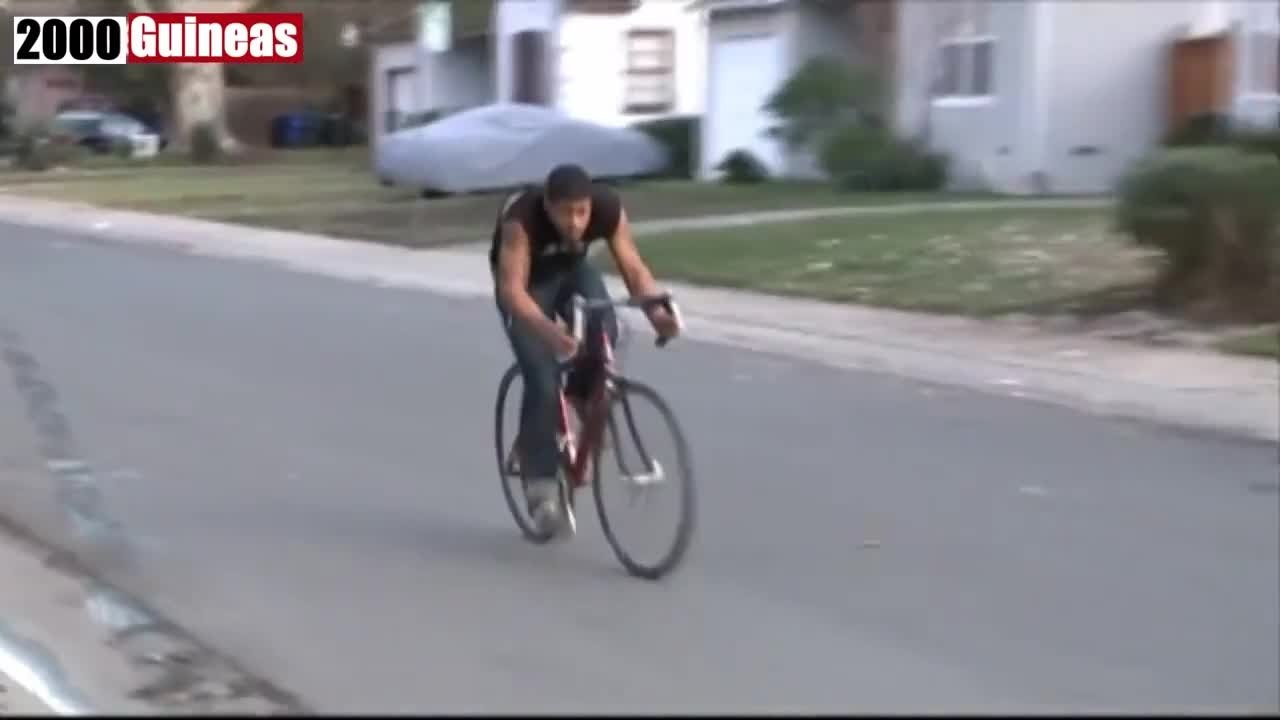 Voleur de vélo plaqué par un policier