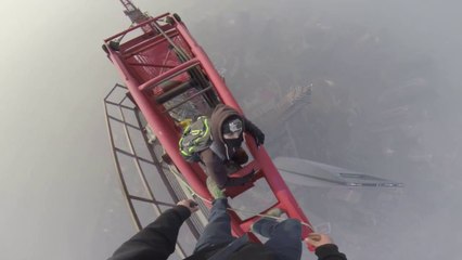 Deux Russes montent au sommet d'une tour en construction en Chine