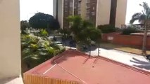 Policías golpean a mujer en Base Aragua, Venezuela