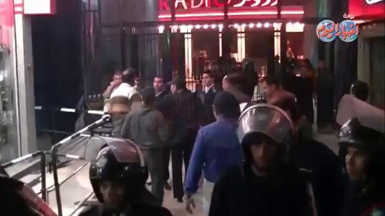 صاحبة عبارة خدت 5 مليار يا باسم تعتدي بالحذاء علي رجل مؤيد لباسم يوسف أمام مسرح راديو