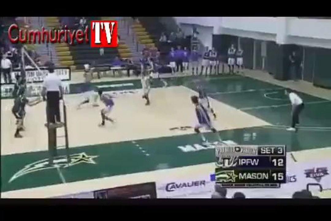 Voleybolda ayağı ile sayı yaptı!