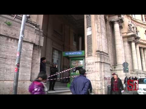 Napoli - Cadono calcinacci alla Galleria Umberto (12.02.14)