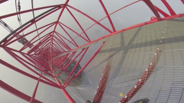 Vitaliy Raskalov et Vadim Makhorov escaladent la Shanghai Tower (650 mètres)