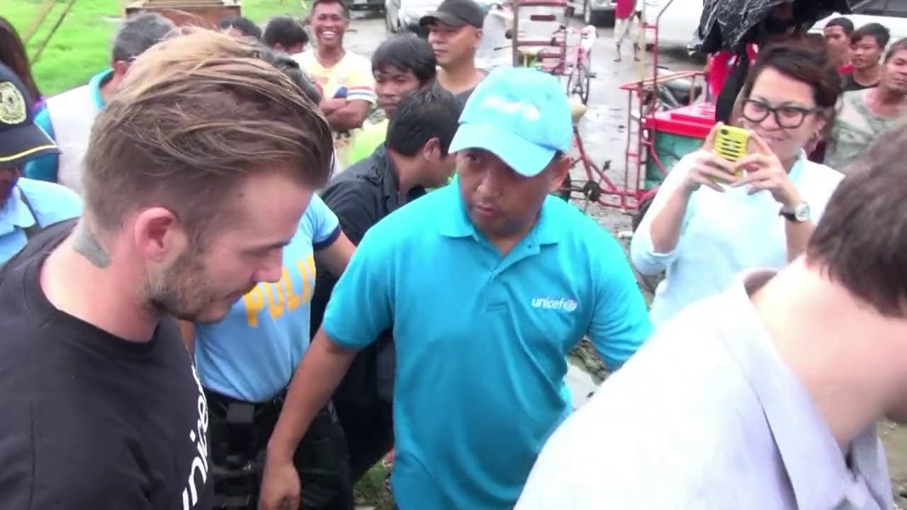 David Beckham visita vítimas de tufão nas Filip...