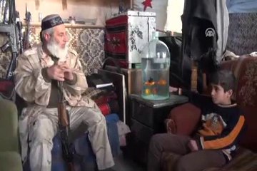 Balık besleyerek sivil hayattan kopmamaya çalışıyor.