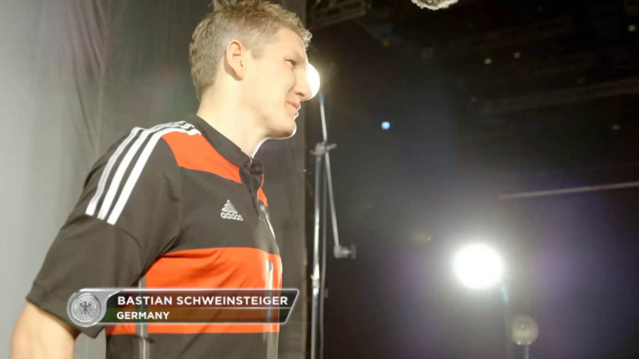 Neues Auswärtstrikot: DFB-Team um Schweini & Co. in Schwarz-Rot