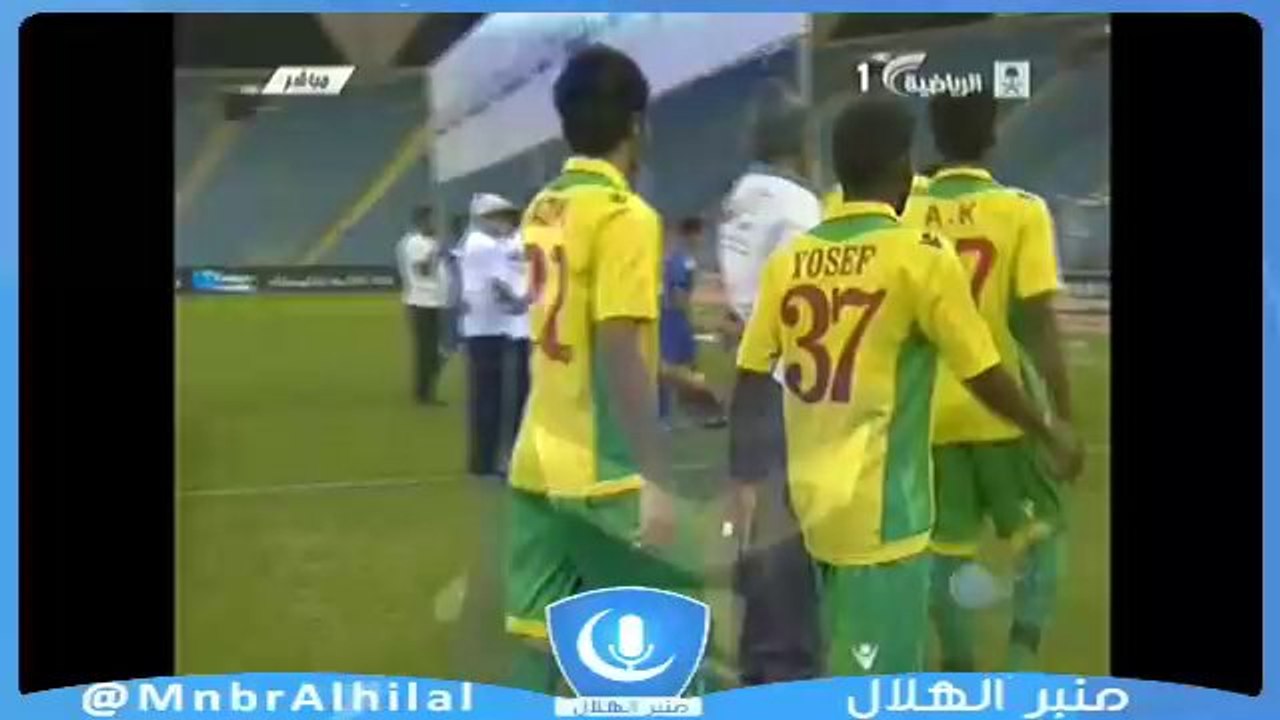 نزول لاعبي الهلال الى ارضية الملعب