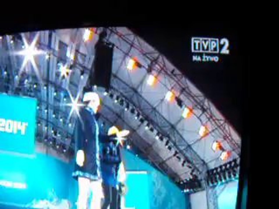 Justyna Kowalczyk odebiera  w Soczi złoty medal.