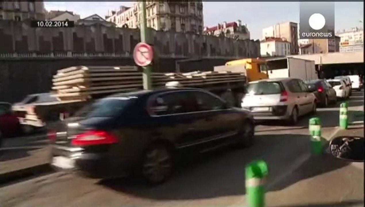 Paris taxi drivers suspend strike