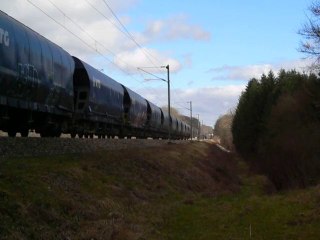 Fret à Chemaudin avec la E 4002 Europorte et un convoi complet de VTG.