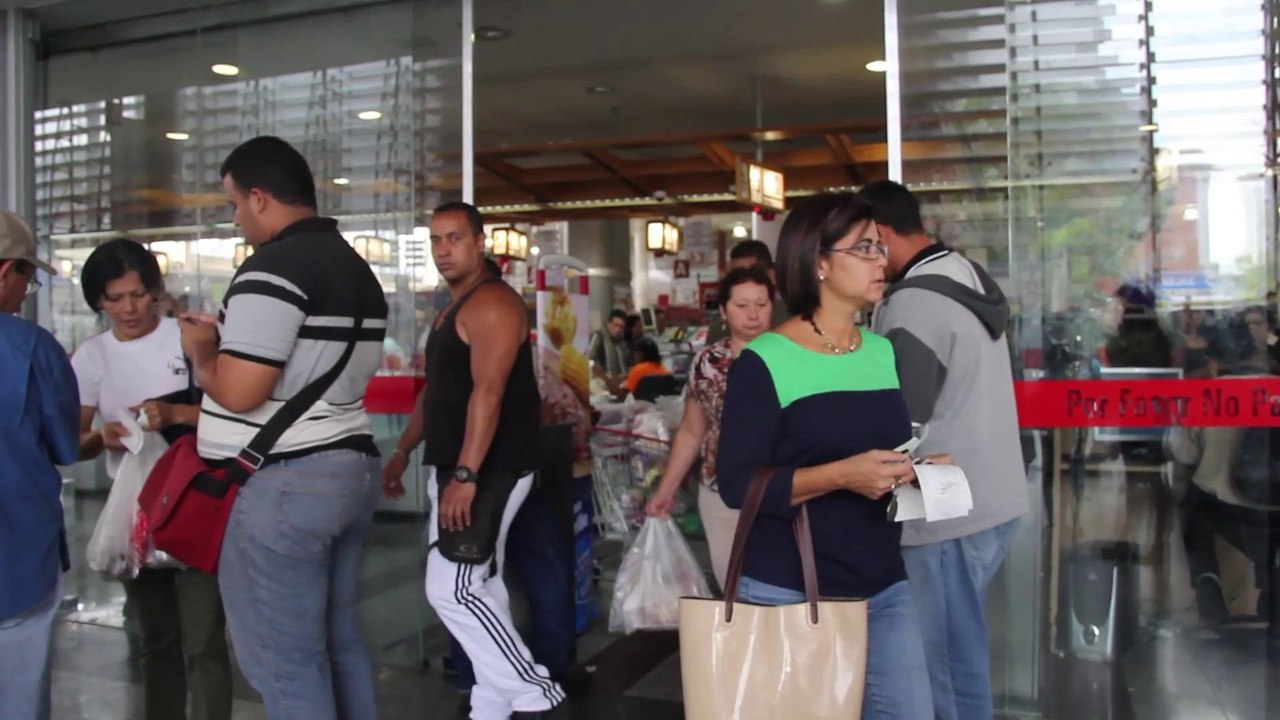 Consumidores buscan productos básicos
