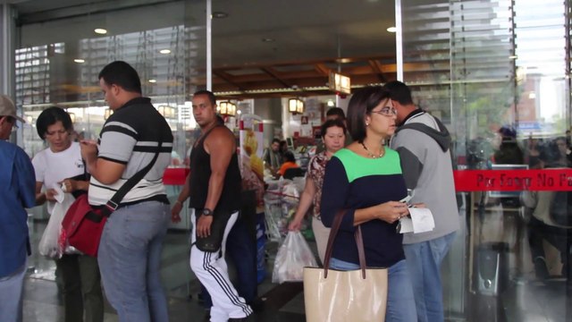 Consumidores buscan productos básicos