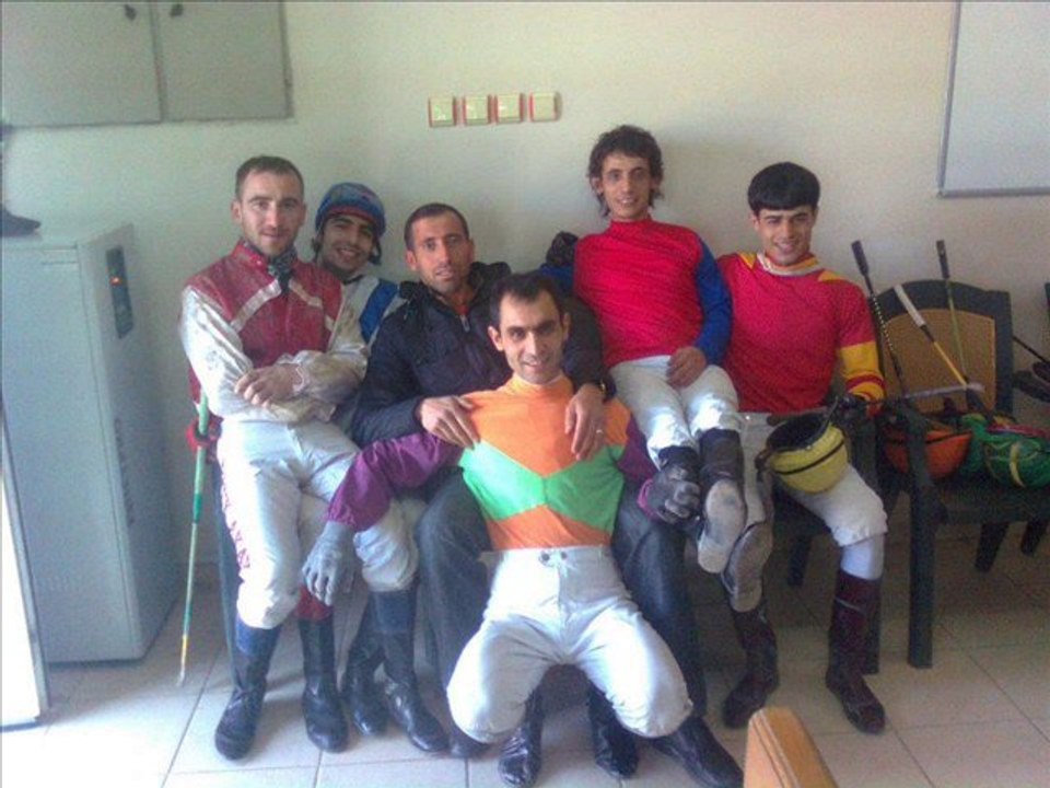 Kendini mutsuz hissettiğinde kalbini dinle, çünkü sen kalbin kadar temiz ve güzellikleri hakeden birisin tüm güzellikler seninle olsun.