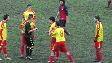 لاعب يحتفل بهدفه بشكل غريب جدا مش هتصدق