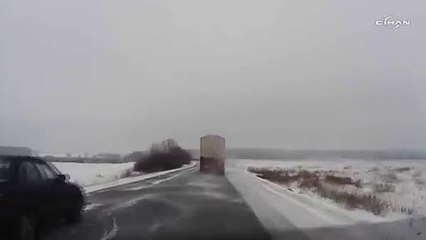 Rusya’da 2 TIR’ın korkunç kazası kamerada: 1 ölü