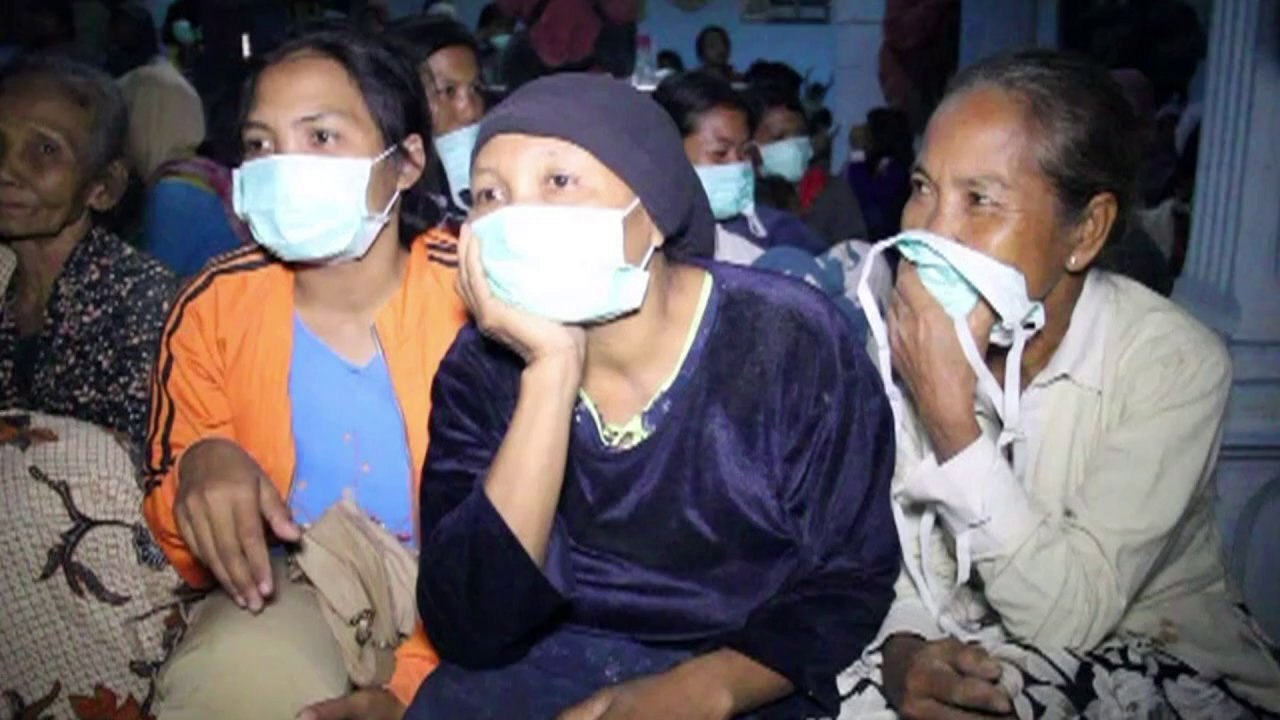 Dos muertos por volcán en Indonesia