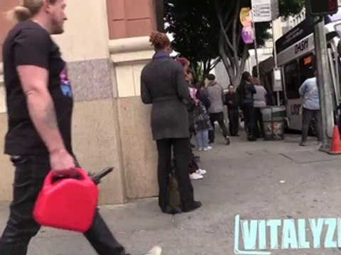 Crazy Prank : he sets himself on fire. Dumb!