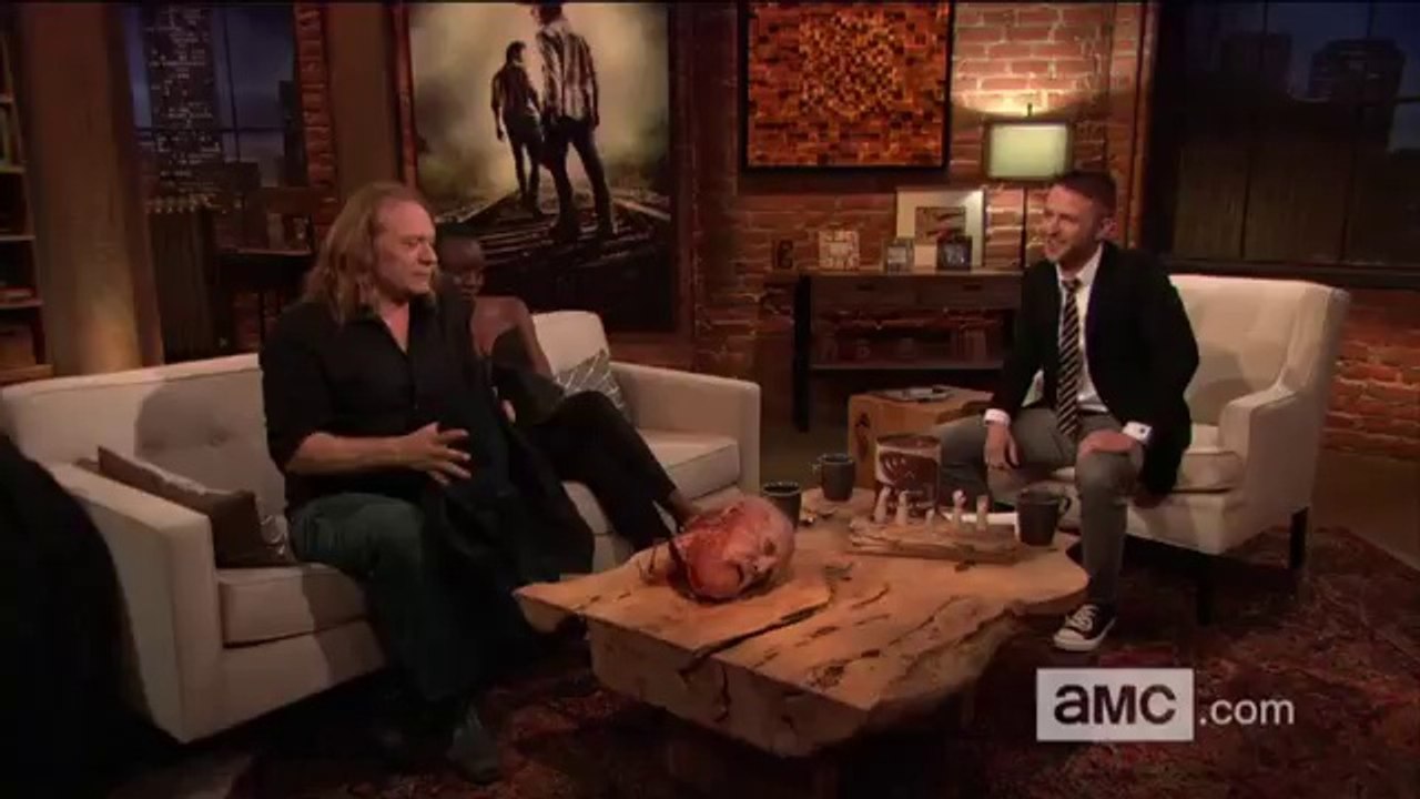 Greg Nicotero exibe prótese da cabeça decapitada de Hershel