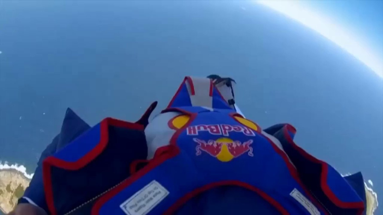 Wingsuit: Chuck Berry überfliegt pinken See