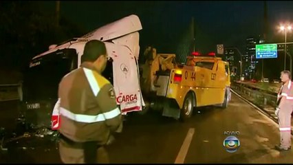 Bom Dia Brasil - Batida entre dois carros e uma carreta caus-1
