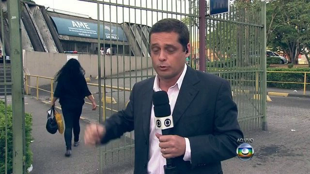 Bom Dia Brasil - Idosos enfrentam filas e correria para reti