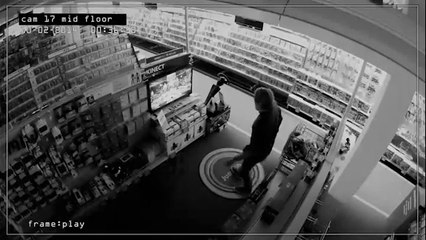 Man stuck in a shop during 12 hours... So funny.