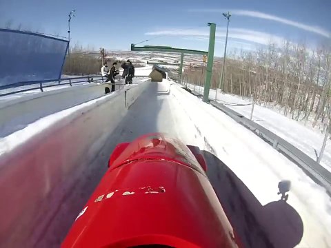Descente de Bobsleigh en caméra embarquée. Impressionnant!