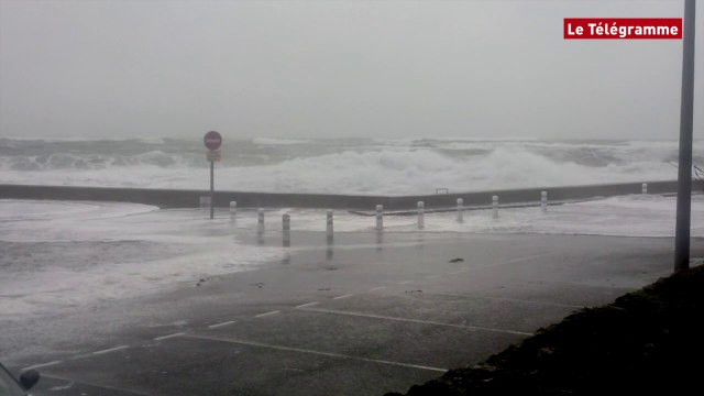 Le Guilvinec (29). De grosses vagues sur le front de mer