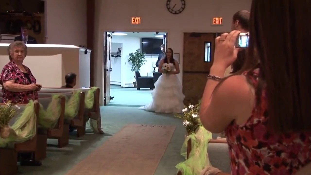 Une mariée chante "Look at Me" à l'église. Beau et émouvant.