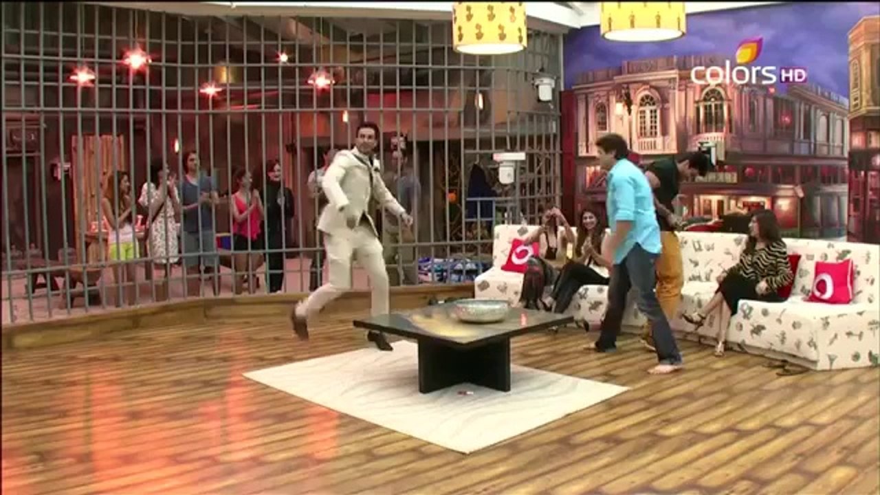 Armaan dancing on the song 1 2 Ka 4,4 2 Ka 1 My Name Is Lakhan
