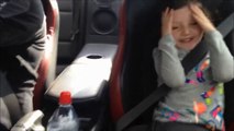 Faire des burns et des drifts avec sa Nissan GT-R et sa fille à bord. Réaction hilarante!