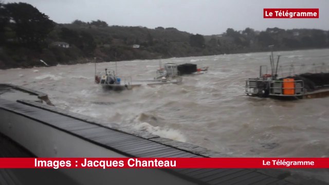 Plouézoc'h (29). Mer très agitée à Térénez