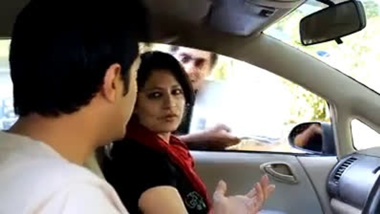 آج ویلنٹائن ڈے پر لڑکیاں کس طرح لڑکوں کو کنگال کر رہی ہیں ہاہاہا۔ زبردست ویڈیو دیکھیں