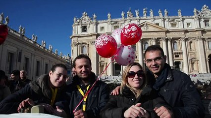 Papa festeja Valentine’s Day com 20 mil casais