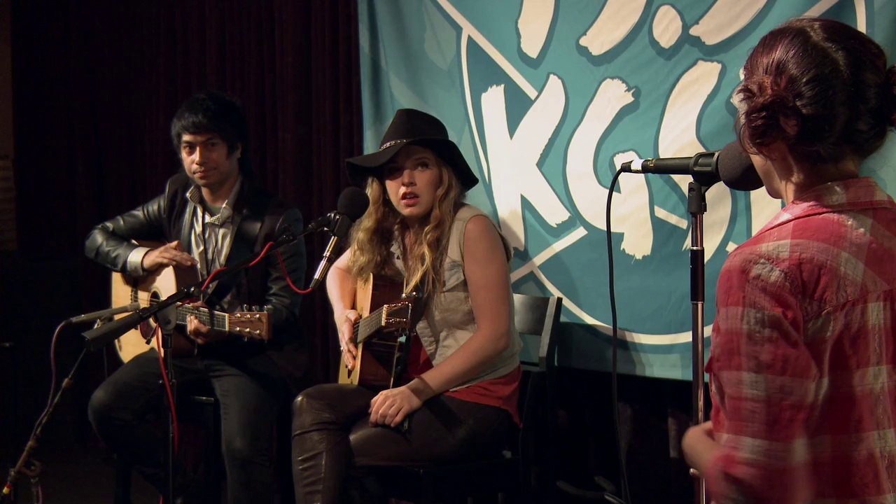 ZZ Ward - Unplugged in the Music Lounge