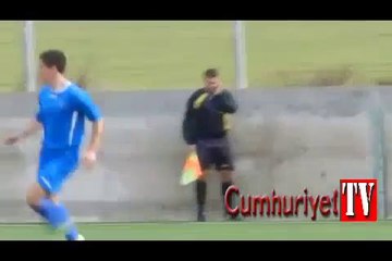 Maçı bırakıp cep telefonu ile konuştu!