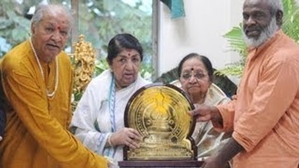 Lata Mangeshkar Receive First Sathkalaratna Puraskar