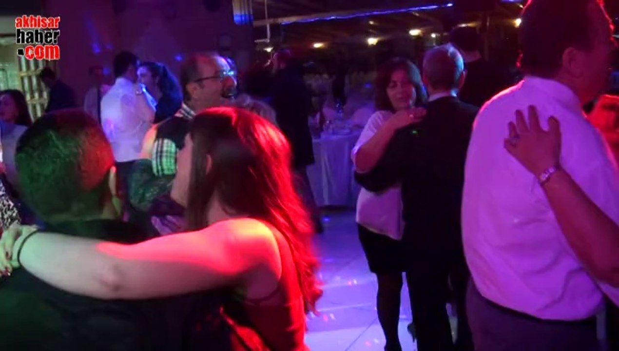 Akhisar Dilek Alşahan Şimdi Uzaklardasın